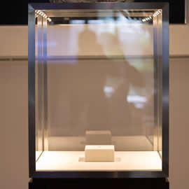 neat-cube-empty-glass-showcase-display