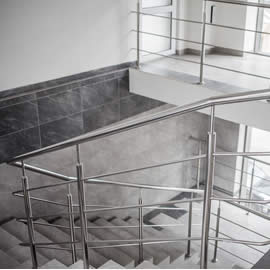 metallic-railing-on-staircase-building